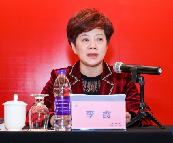 >> 同学会动态  李霞代表市委统战部对理事会的召开表示祝贺,并对我会